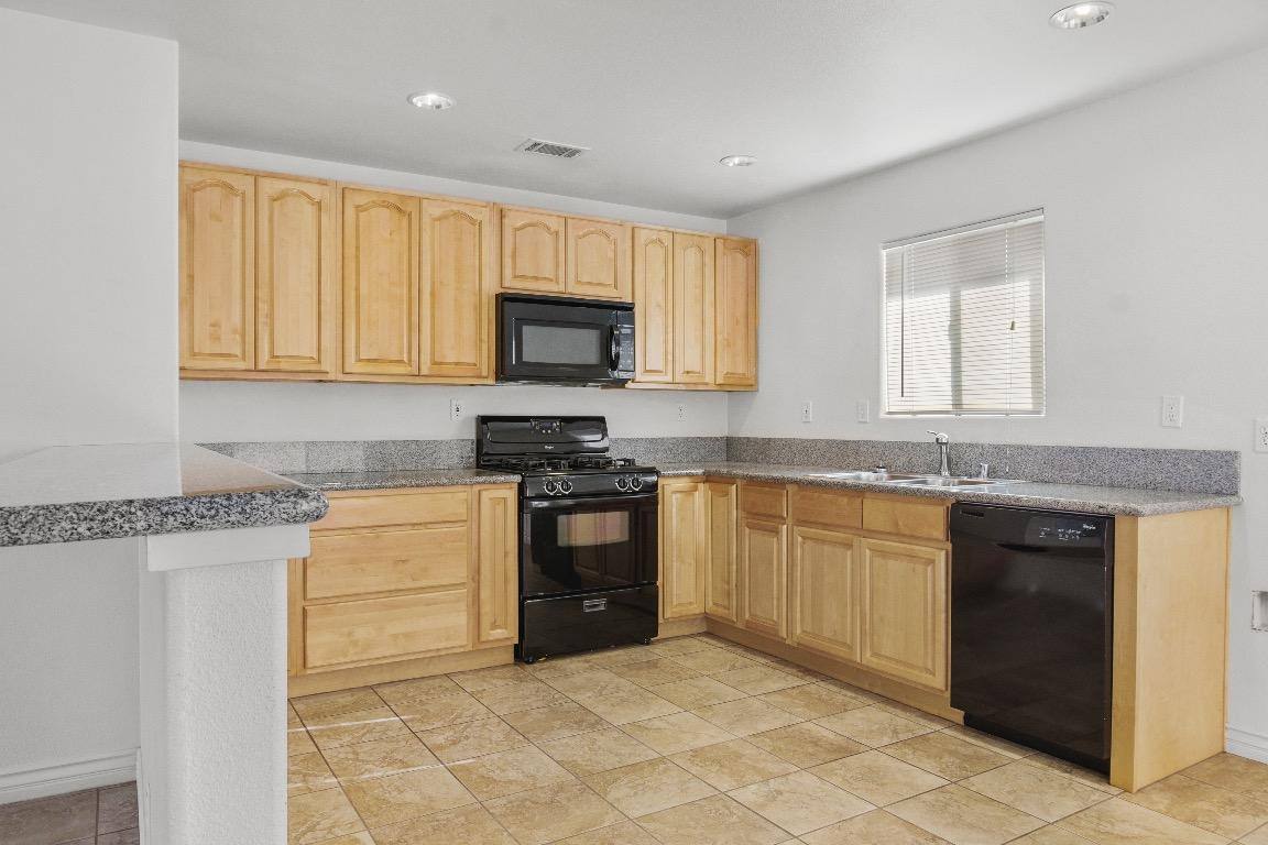 Apartment for rent at 16201 Viho Rd #4, Apple Valley, CA 92307