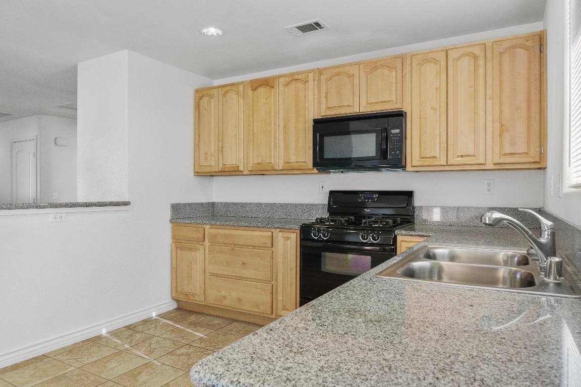 Apartment for rent at 16201 Viho Rd #4, Apple Valley, CA 92307