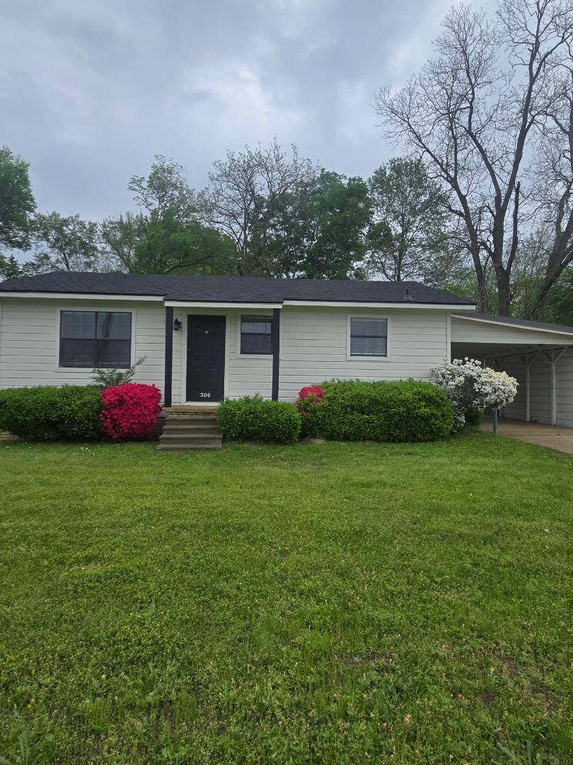 House for rent at 206 Cooper St, Lindale, TX 75771