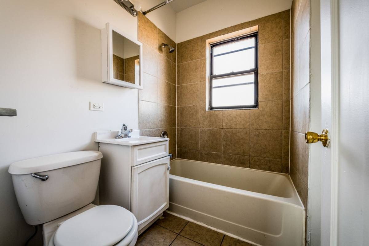 Apartment for rent at 6400 S Rockwell St, Chicago, IL 60629