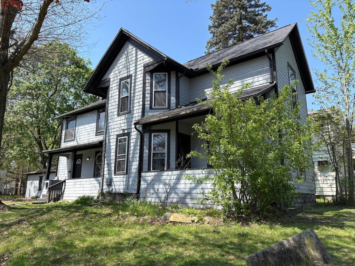 Apartment for rent at 532 Crosby St, Akron, OH 44302
