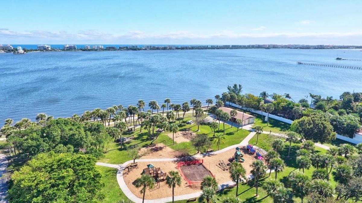 Apartment for rent at 401 S Lakeside Dr, Lake Worth Beach, FL 33460