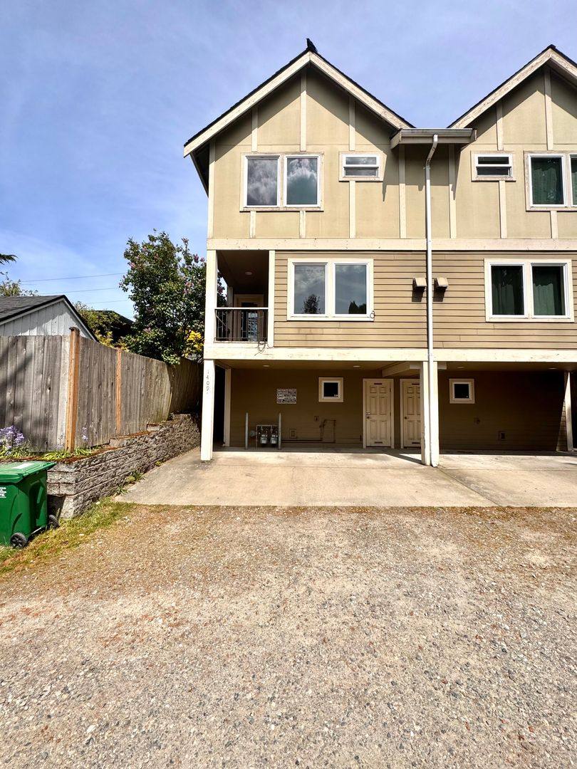 Townhouse for rent at 1409 N Northgate Way, Seattle, WA 98133