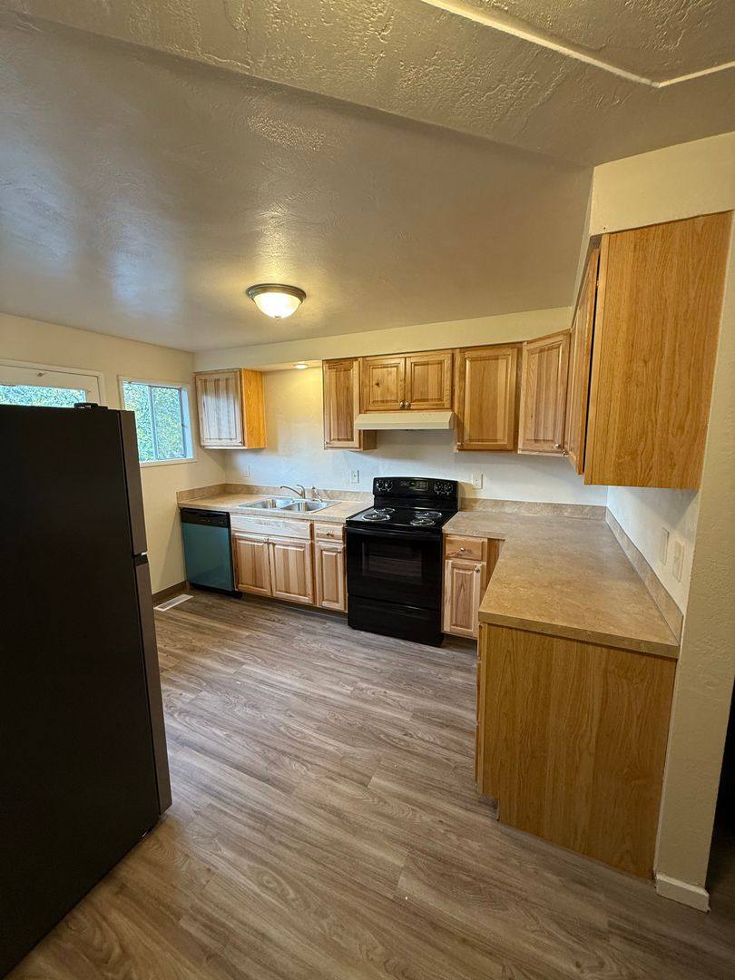 Apartment for rent at 132 Stoneway Dr NW, Salem, OR 97304