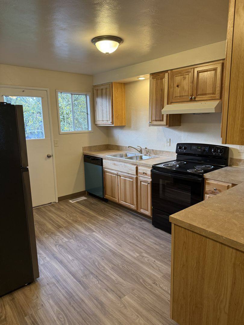 Apartment for rent at 132 Stoneway Dr NW, Salem, OR 97304