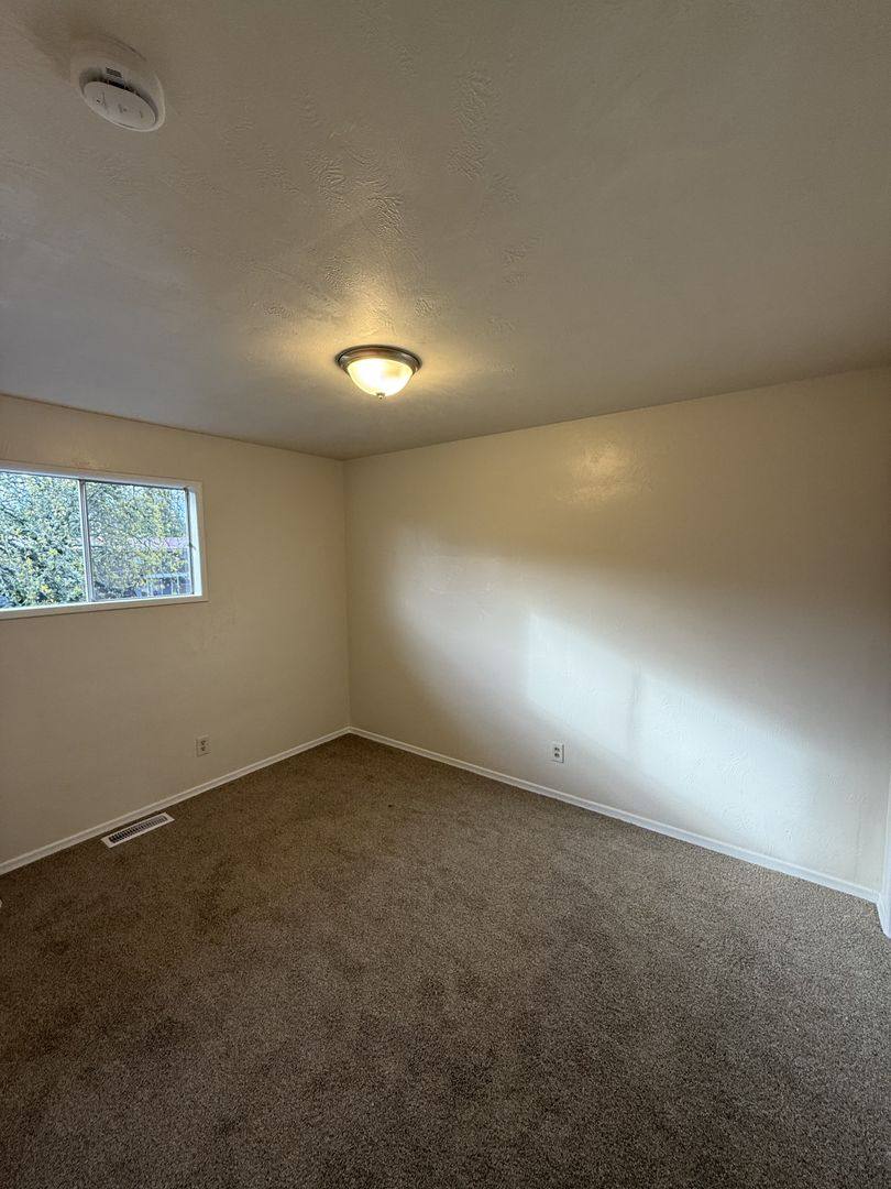 Apartment for rent at 132 Stoneway Dr NW, Salem, OR 97304