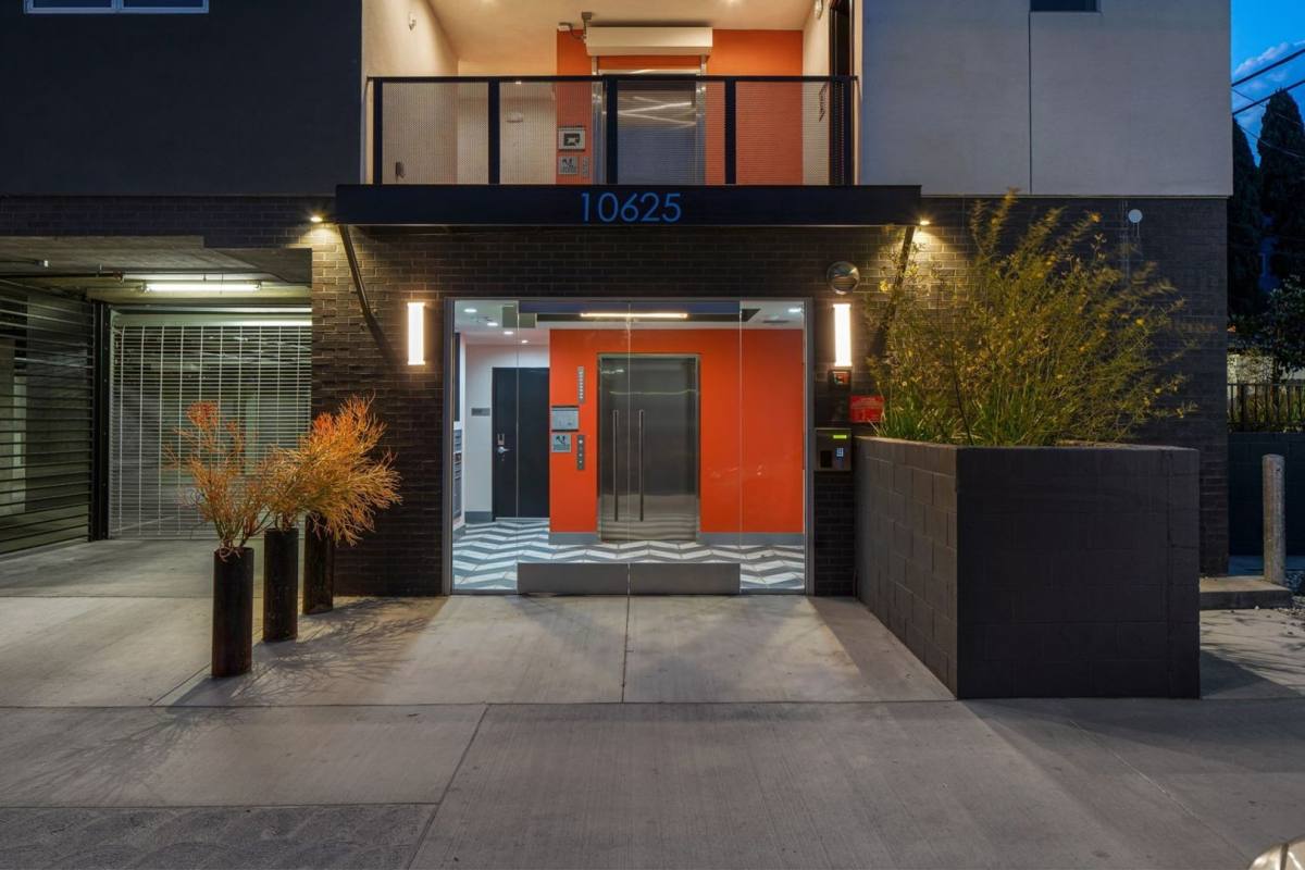 Apartment for rent at 10625 W Tabor St, Los Angeles, CA 90034