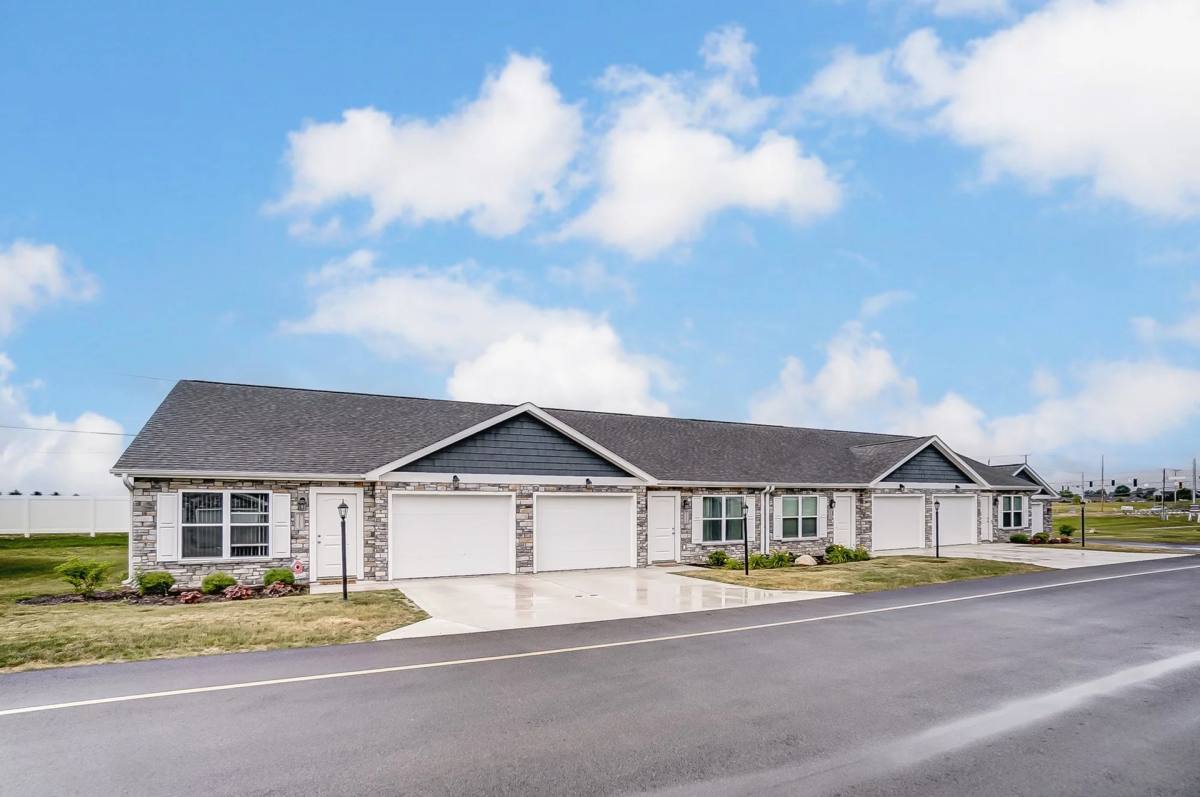 Townhouse for rent at 13816 Ledgestone Place, Fort Wayne, IN 46814