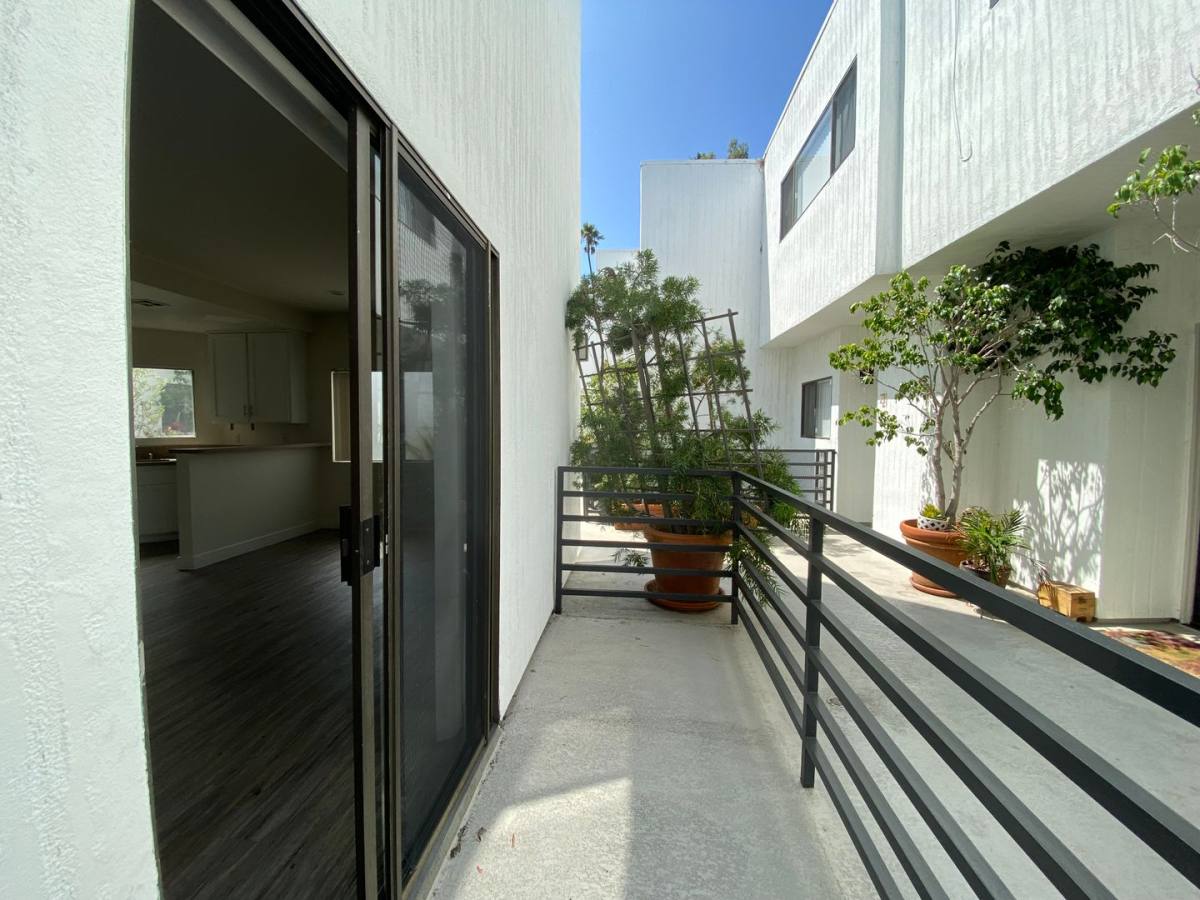 Apartment for rent at 2500 Abbot Kinney Blvd, Venice, CA 90291
