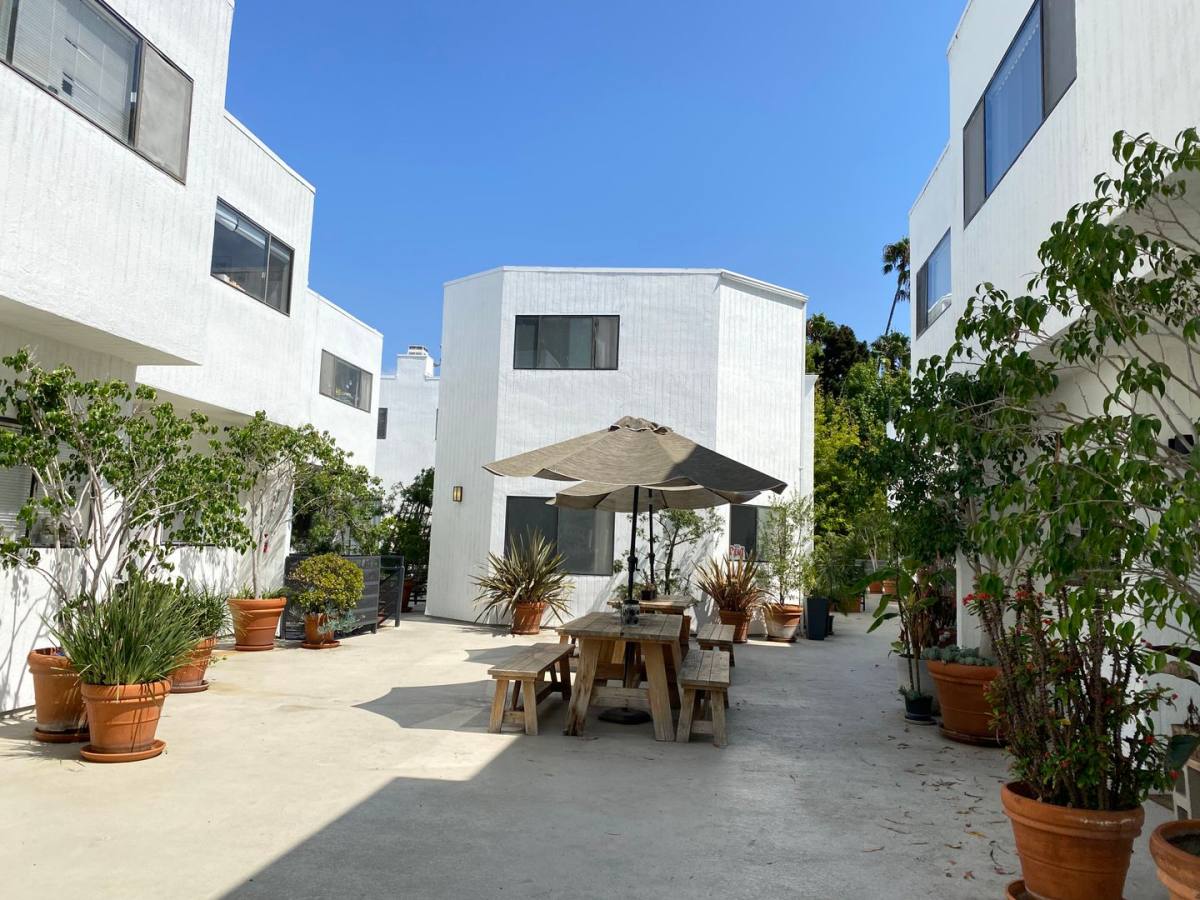 Apartment for rent at 2500 Abbot Kinney Blvd, Venice, CA 90291