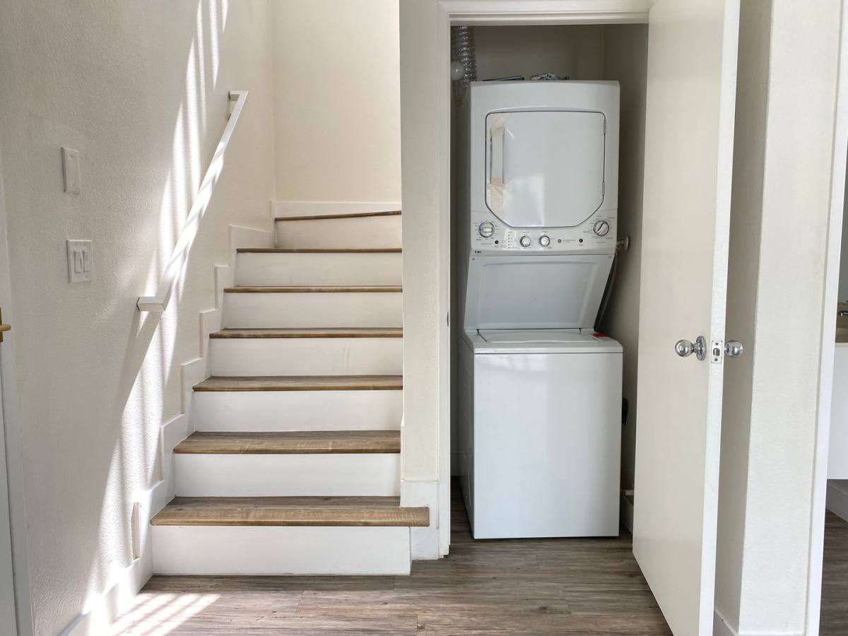 Apartment for rent at 2500 Abbot Kinney Blvd, Venice, CA 90291