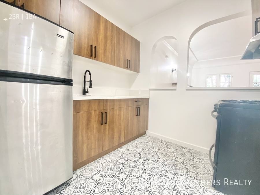Apartment for rent at 641 N Spaulding Ave, Los Angeles, CA 90036