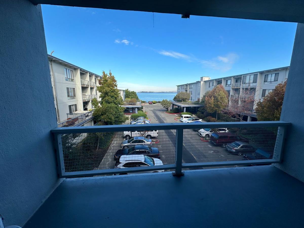 Apartment for rent at 6 Commodore Dr, Emeryville, CA 94608