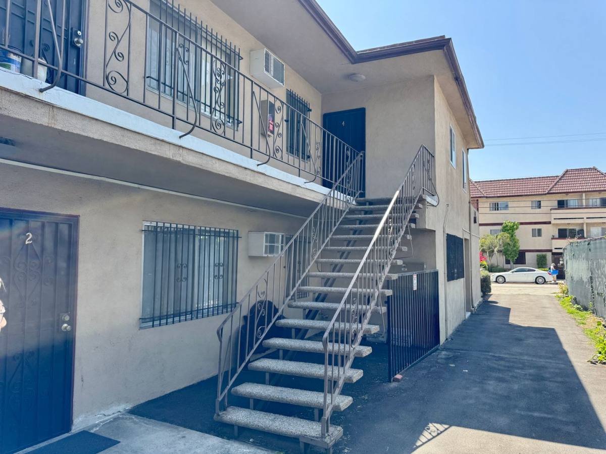 Apartment for rent at 540 N Madison Ave, Los Angeles, CA 90004