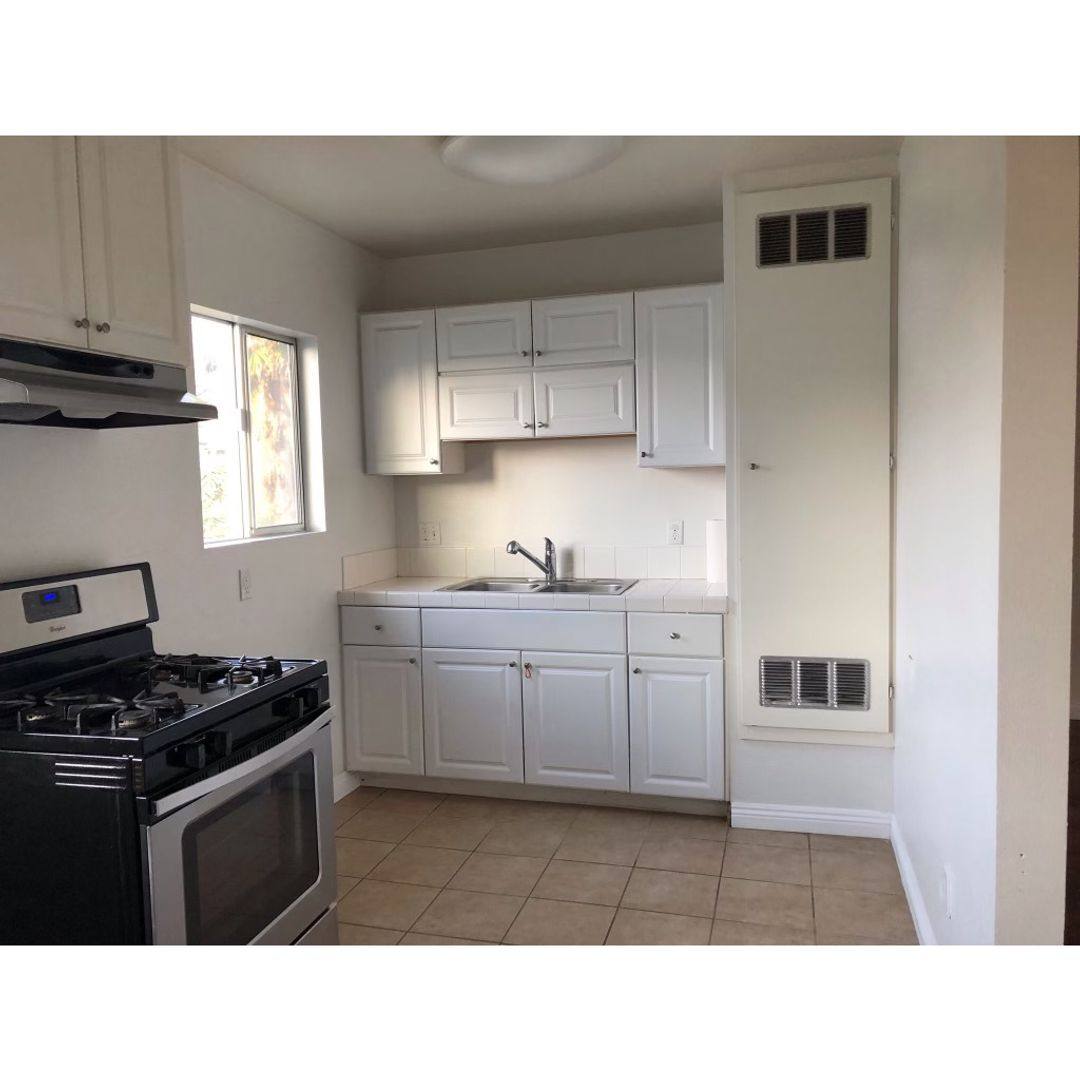 Apartment for rent at 540 N Madison Ave, Los Angeles, CA 90004