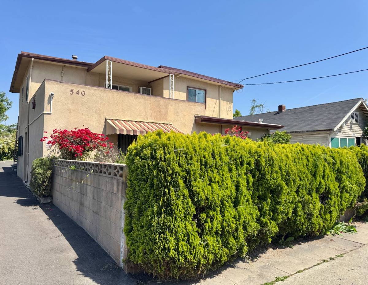 Apartment for rent at 540 N Madison Ave, Los Angeles, CA 90004