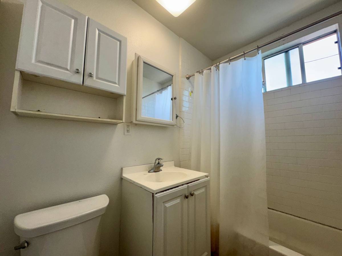 Apartment for rent at 540 N Madison Ave, Los Angeles, CA 90004
