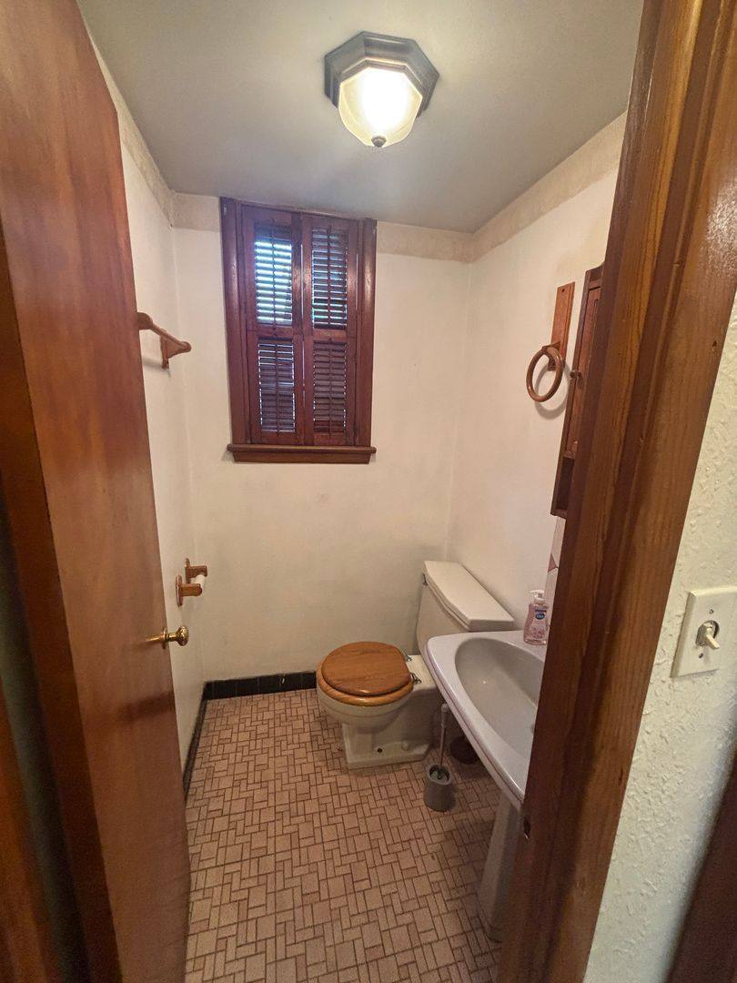 House for rent at 1905 Braeburn Park Dr, Euclid, OH 44117