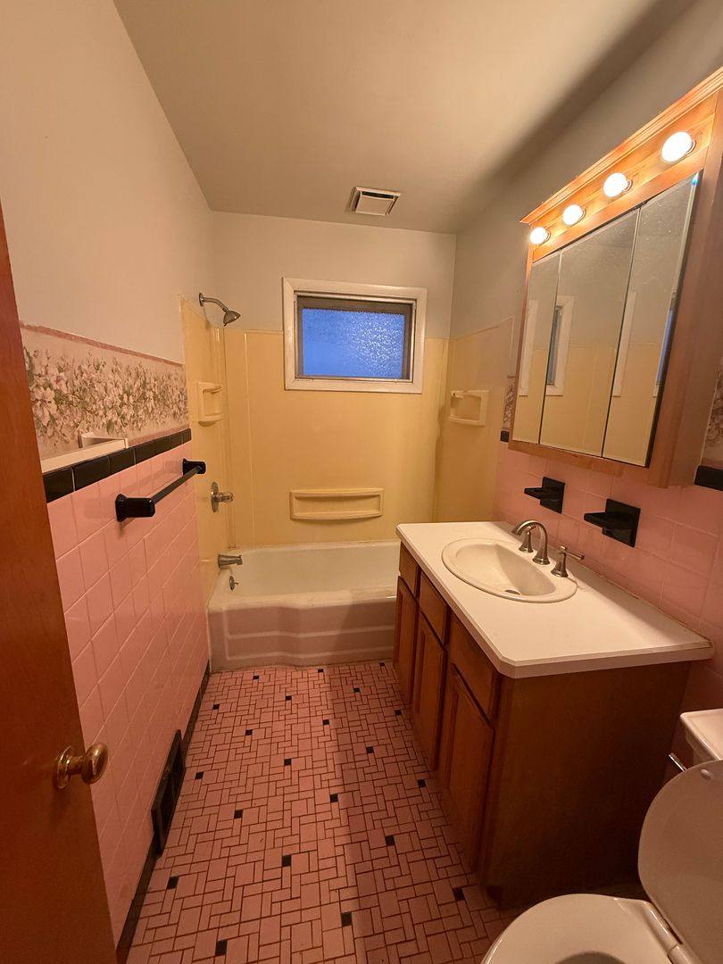 House for rent at 1905 Braeburn Park Dr, Euclid, OH 44117