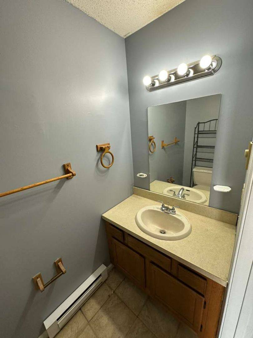 Apartment for rent at 176 Lincoln St, Waterbury, CT 06710
