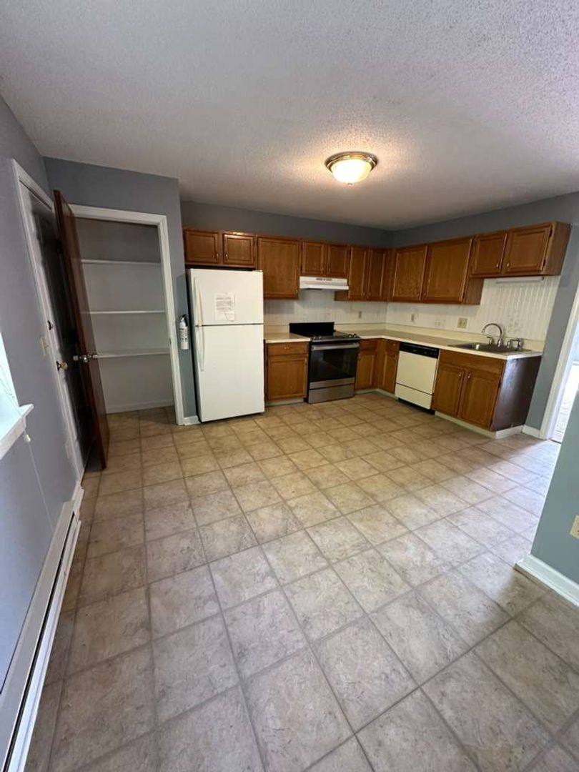 Apartment for rent at 176 Lincoln St, Waterbury, CT 06710