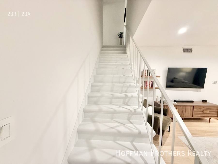 Apartment for rent at 320 N Crescent Dr #8, Beverly Hills, CA 90210