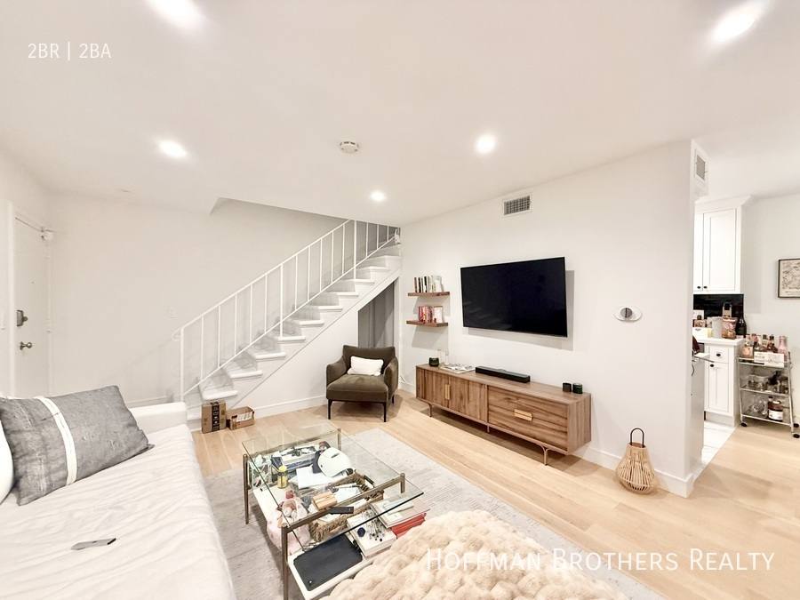 Apartment for rent at 320 N Crescent Dr #8, Beverly Hills, CA 90210