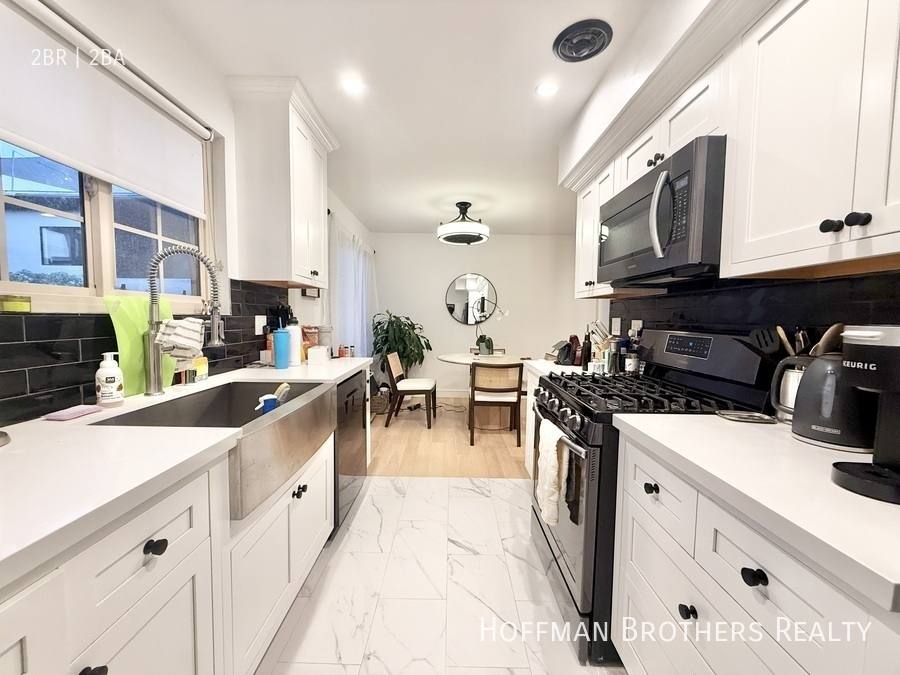 Apartment for rent at 320 N Crescent Dr #8, Beverly Hills, CA 90210