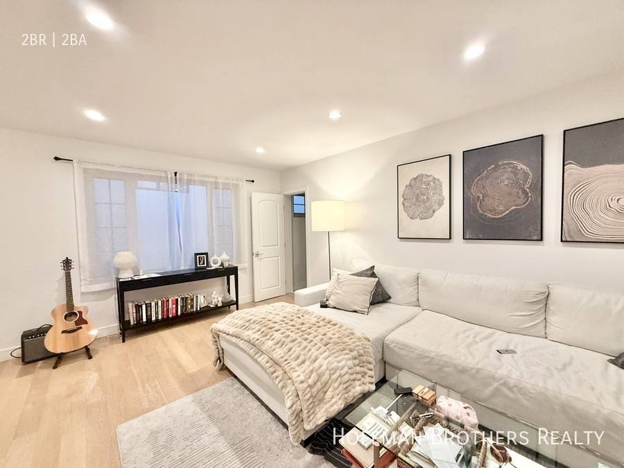 Apartment for rent at 320 N Crescent Dr #8, Beverly Hills, CA 90210