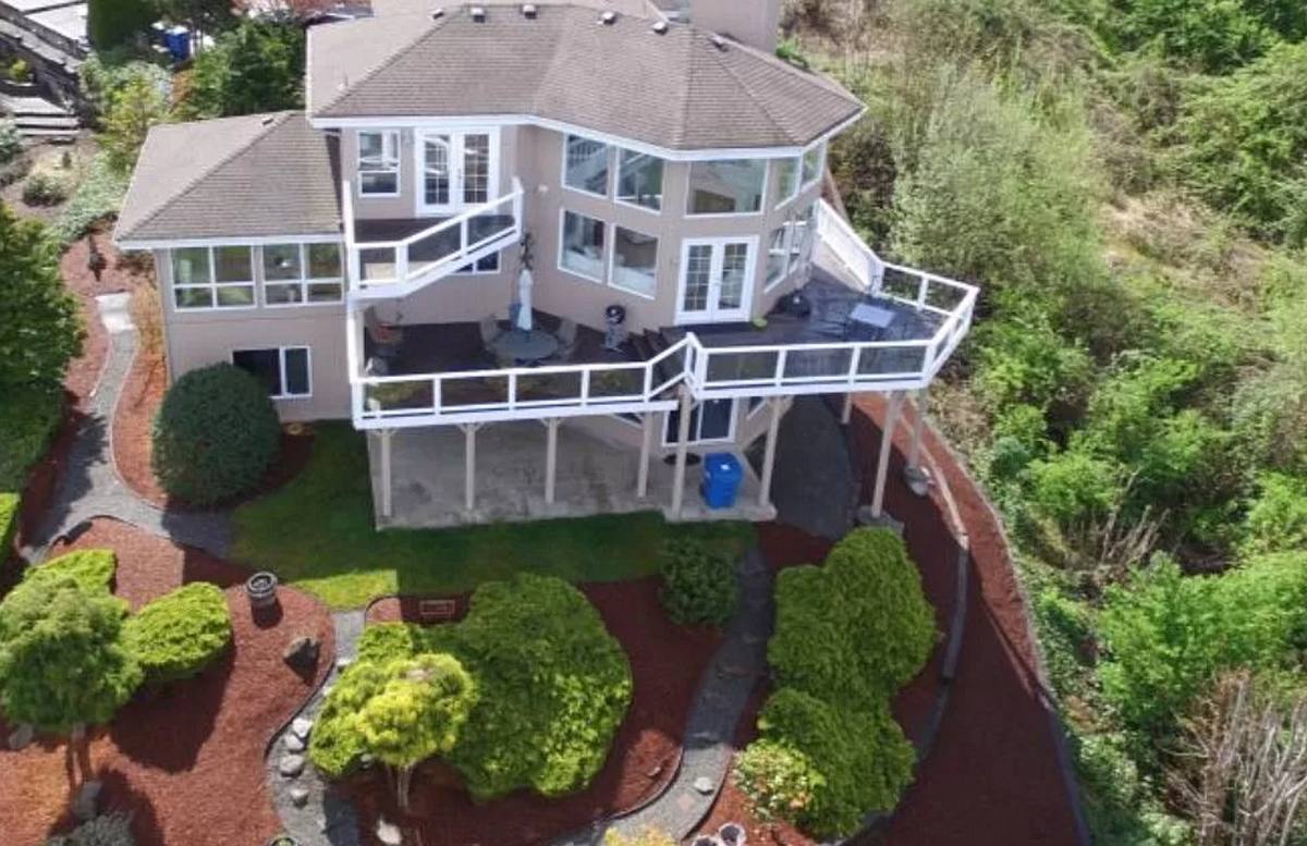 House for rent at 28811 Sound View Dr S, Seattle, WA 98198