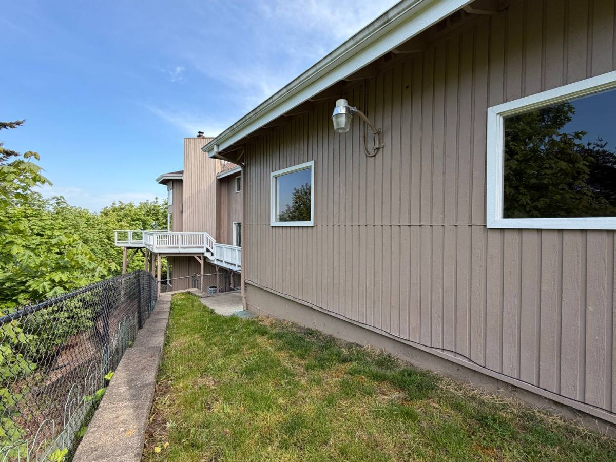 House for rent at 28811 Sound View Dr S, Seattle, WA 98198