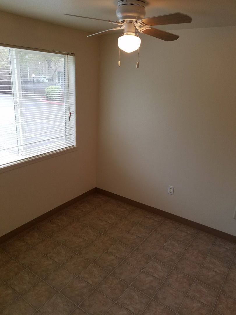 Apartment for rent at 180 Sandy Dr N, Salem, OR 97303