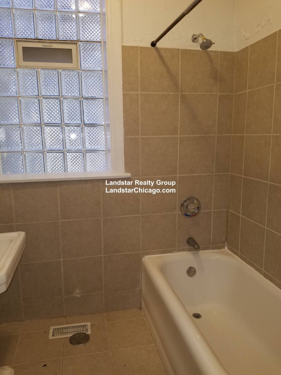 Apartment for rent at 7509 N Greenview #1, Chicago, IL 60626