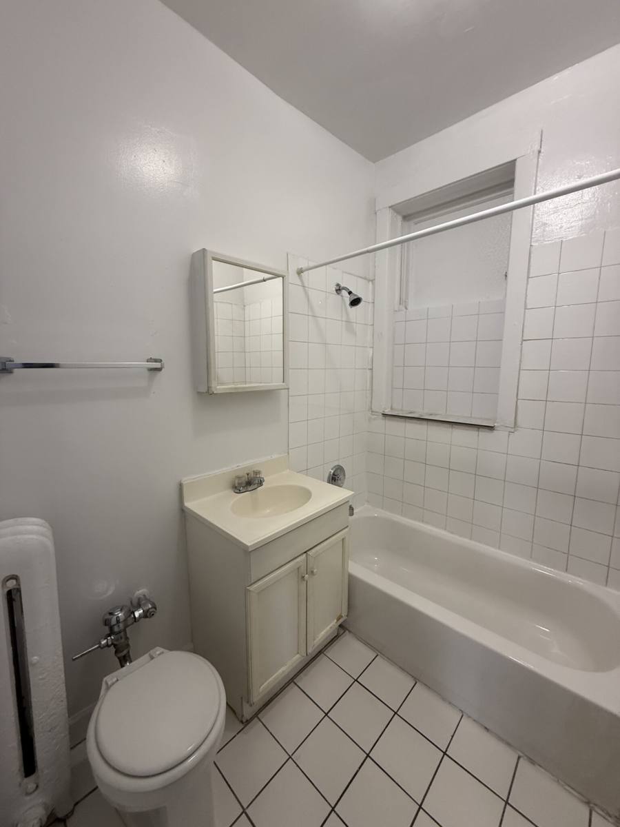 Apartment for rent at 7735 N Sheridan #2, Chicago, IL 60626