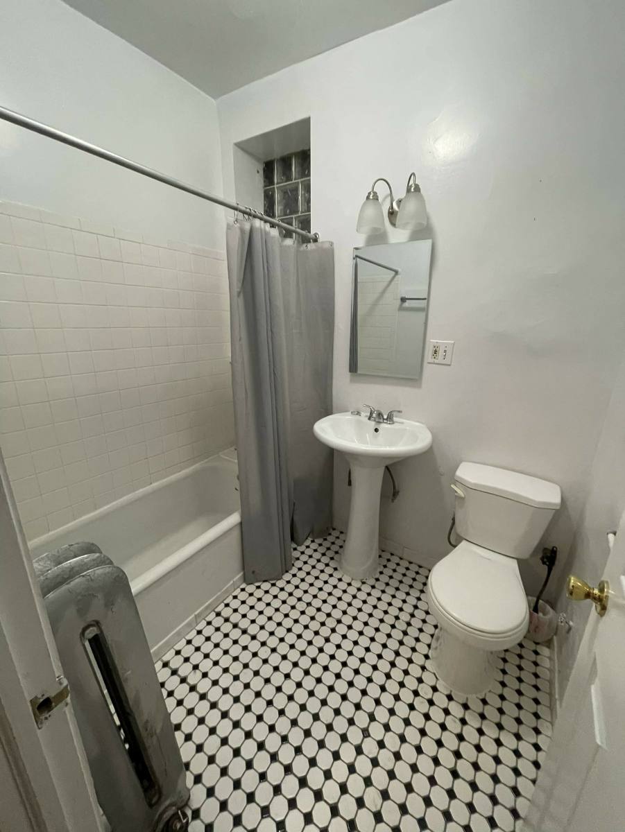 Apartment for rent at 1372 W Estes Ave #1N, Chicago, IL 60626