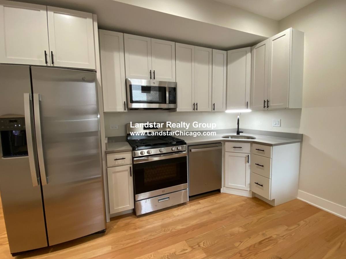 Apartment for rent at 1055 W Pratt Blvd #2A, Chicago, IL 60626