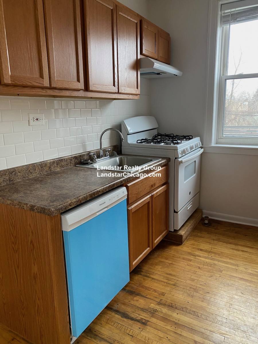 Apartment for rent at 1370 W Estes Ave #1N, Chicago, IL 60626