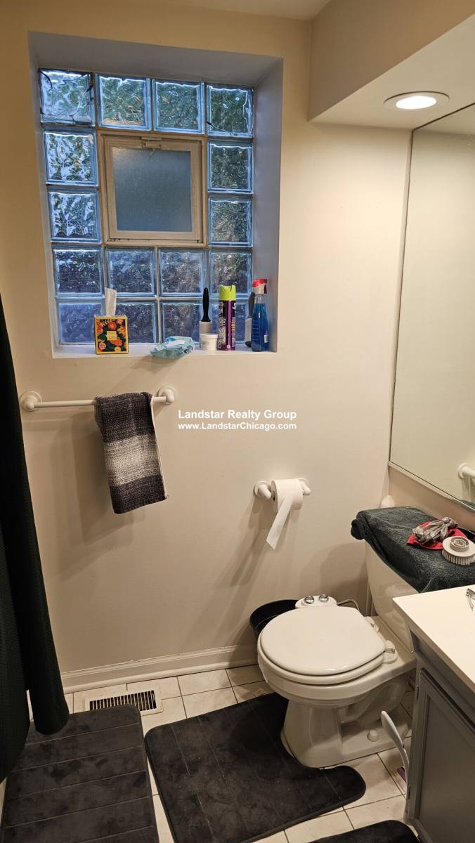 Apartment for rent at 1427 N Wood St #1F, Chicago, IL 60622