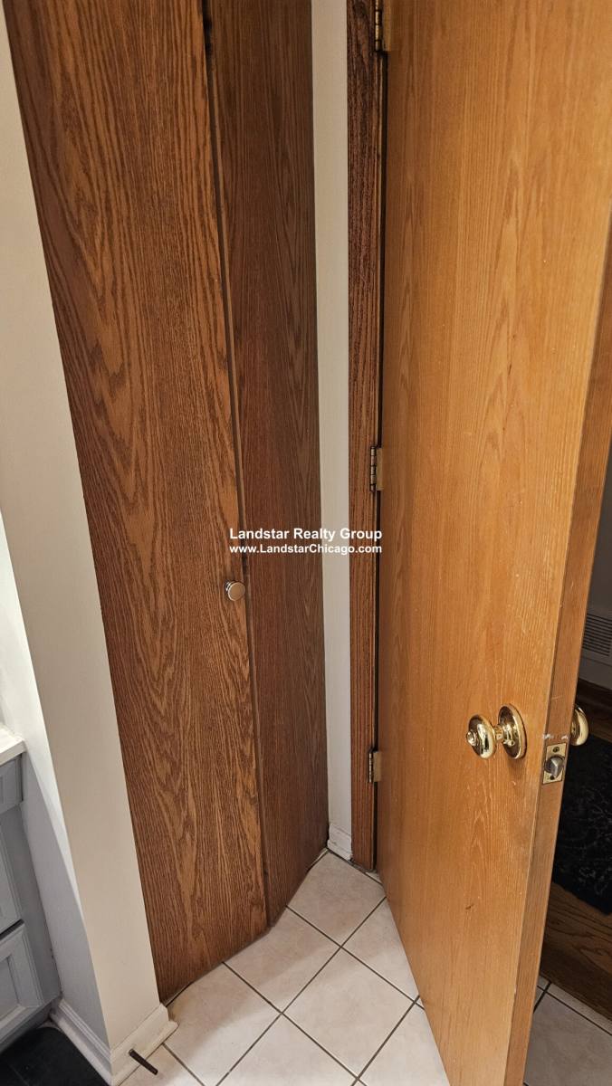 Apartment for rent at 1427 N Wood St #1F, Chicago, IL 60622