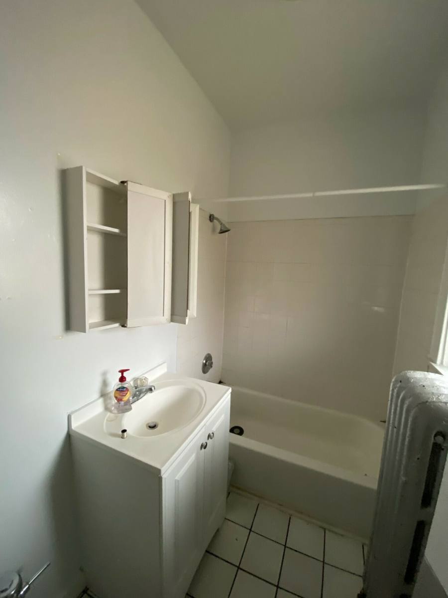 Apartment for rent at 7757 N Sheridan #1, Chicago, IL 60626