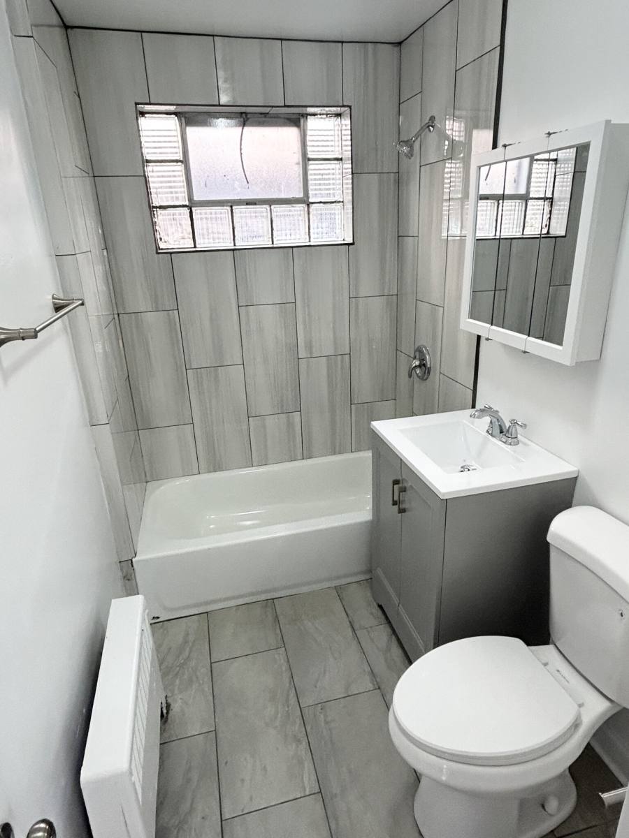 Apartment for rent at 6719 N California #1W, Chicago, IL 60645