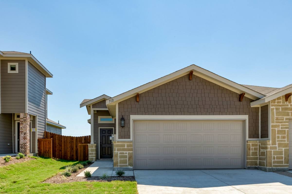 Townhouse for rent at 712 Harvest Moon Dr, Venus, TX 76084