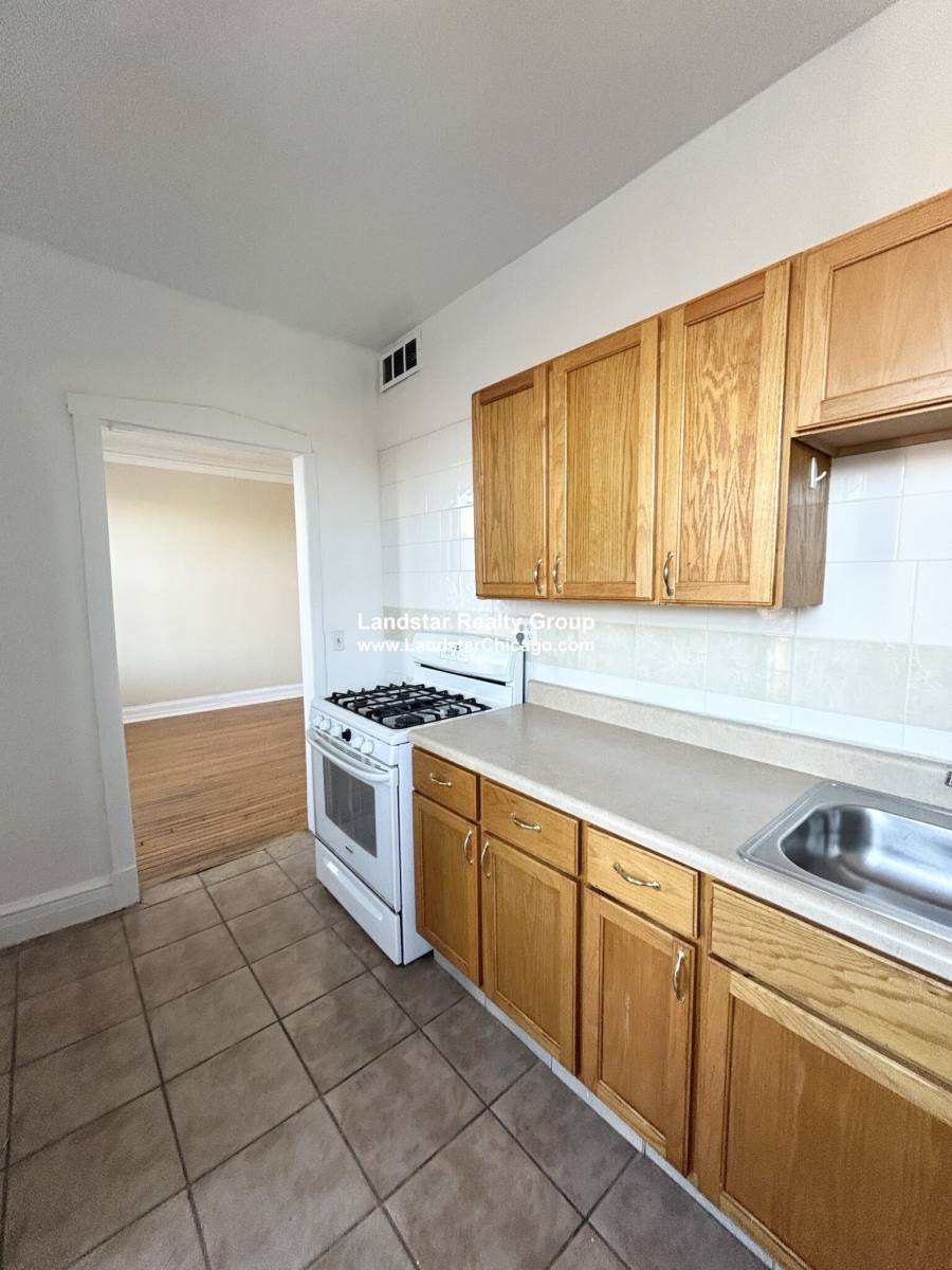 Apartment for rent at 1670 W Pratt #2B, Chicago, IL 60626