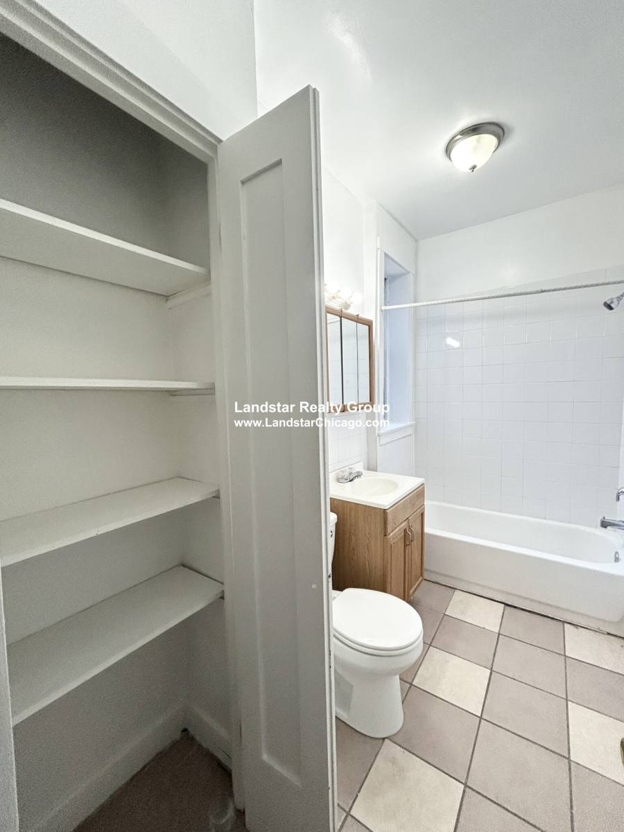Apartment for rent at 1670 W Pratt #2B, Chicago, IL 60626