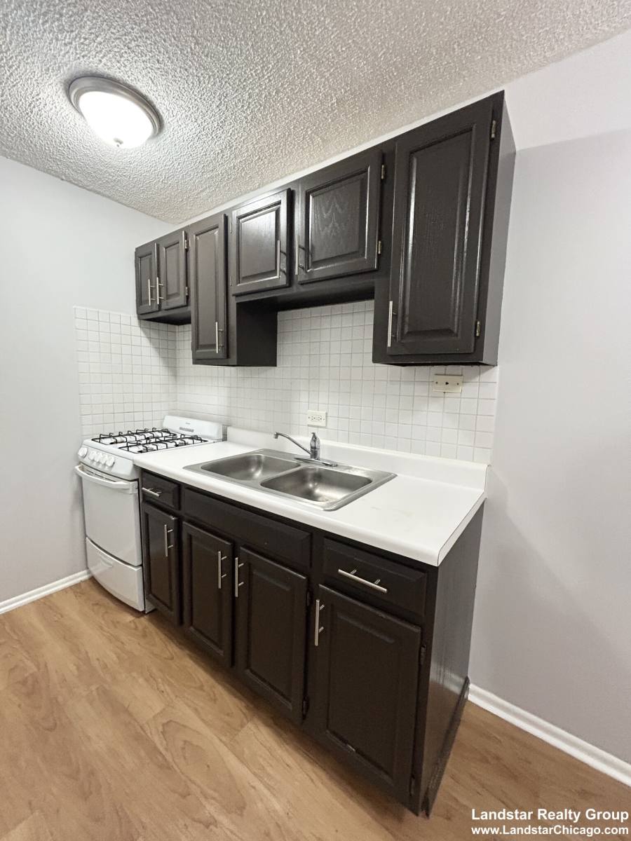 Apartment for rent at 4612 N Beacon St #2F, Chicago, IL 60640