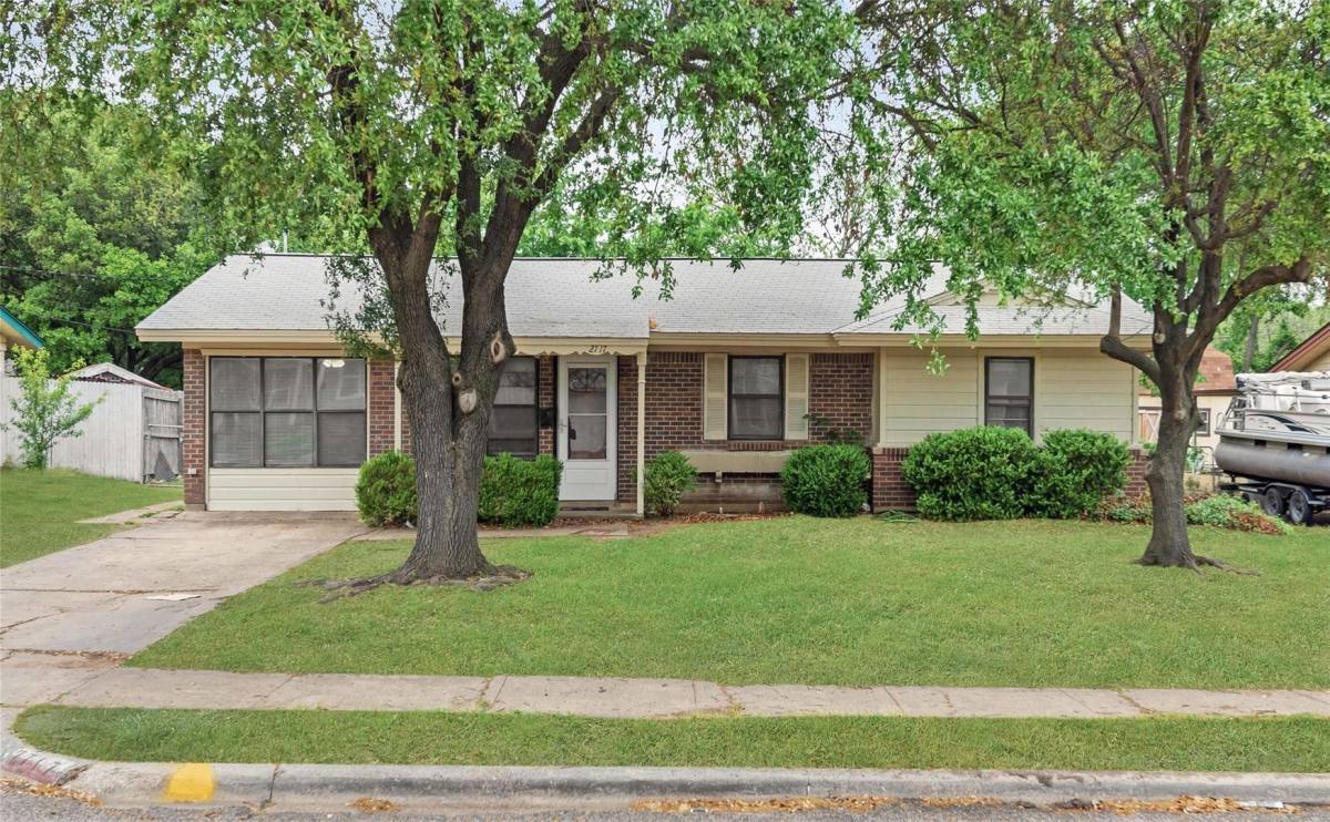 House for rent at 2717 Wesleyan Dr, Irving, TX 75062