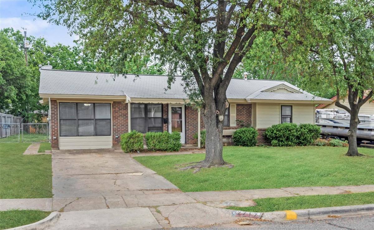 House for rent at 2717 Wesleyan Dr, Irving, TX 75062