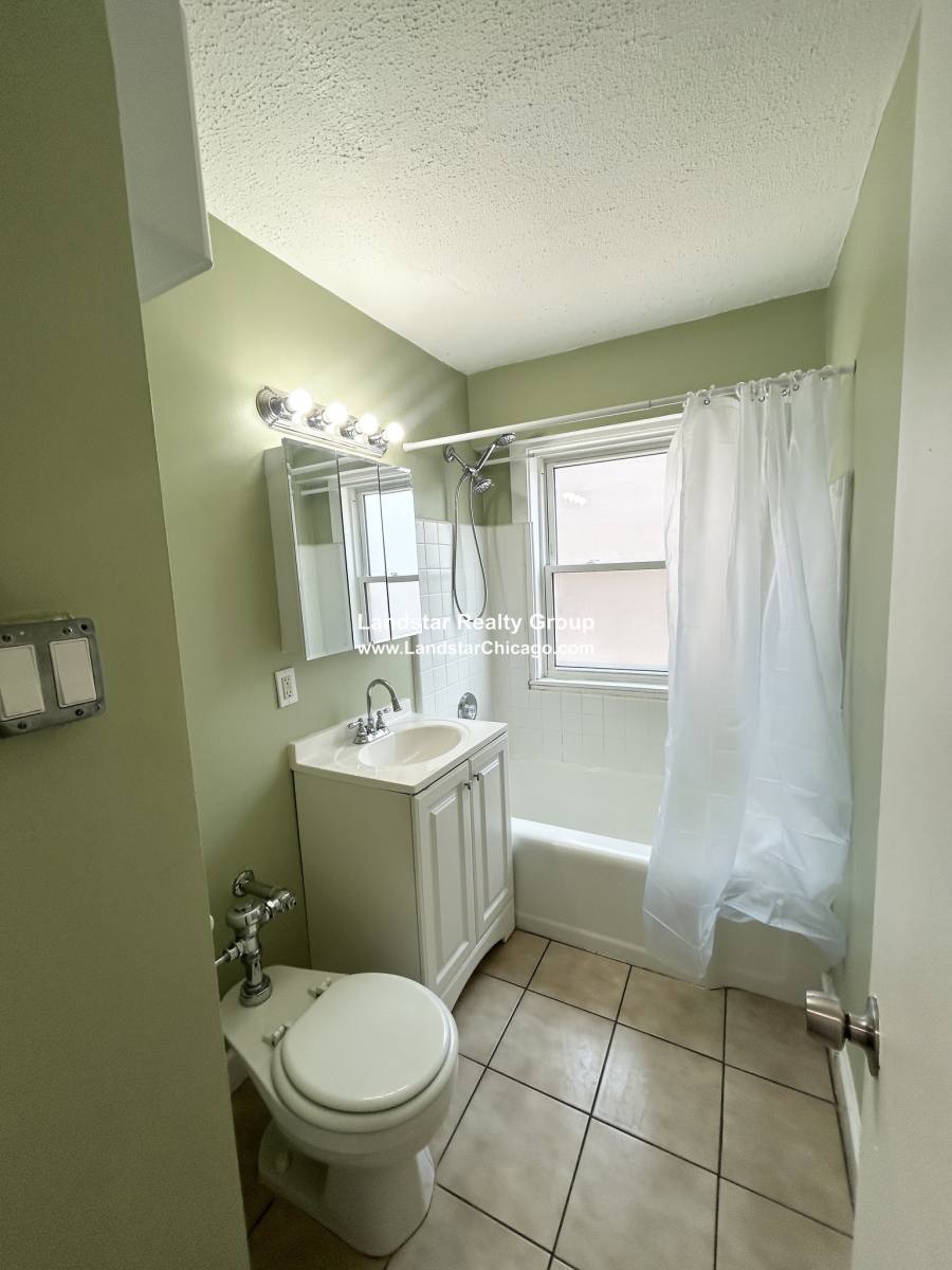 Apartment for rent at 7333 N Ridge #101, Chicago, IL 60626