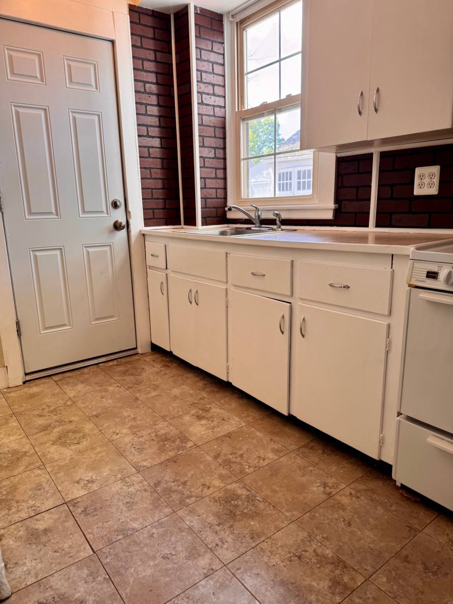 Apartment for rent at 462 Middle Turnpike E #1A, Manchester, CT 06040