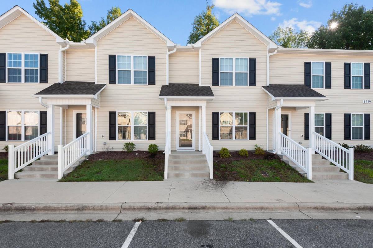 Apartment for rent at 1260 Cross Creek Circle, Greenville, NC 27834